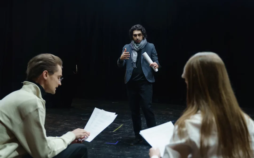 Les coulisses d’une production théâtrale : de l’écriture à la scène