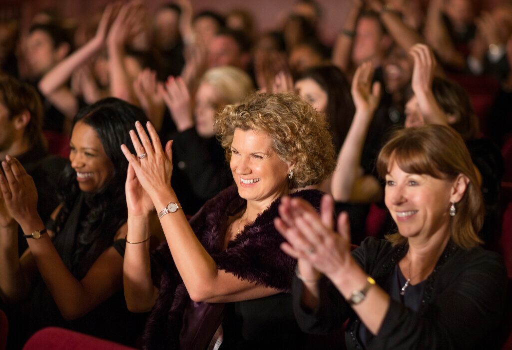 Le rire comme remède : pourquoi une soirée au théâtre fait du bien au moral ?