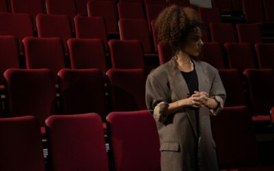 Sortir seul à Bordeaux : pourquoi le café-théâtre est le lieu le plus accueillant ?